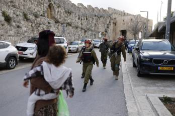 Los equipos de rescate israelíes llegan al lugar dentro de la Ciudad Vieja de Jerusalén tras un impacto o la caída de restos de un proyectil interceptado dentro de sus murallas.
