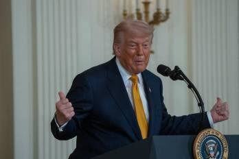 Este fallo, decidido por una votación de dos a uno, representa un obstáculo legal directo para la medida que Trump implementó en febrero.