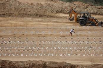 Personas trabajan en el cementerio municipal La Esperanza tras el doble terremoto del 24 de junio en Venezuela, en Parroquia Carayaca, en La Guaira (Venezuela).