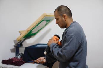 El serigrafista Ismael Corona, trabaja en un taller textil.