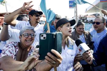 Fotografía de archivo que muestra a la candidata a la presidencia de Costa Rica Laura Fernández (c), saludando a simpatizantes en San José.