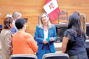 Los congresistas, momentos antes de la sesión extraordinaria.