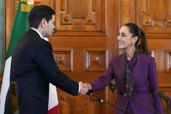 El secretario de Estado de Estados Unidos, Marco Rubio, estrecha la mano de la presidenta de México, Claudia Sheinbaum, en el Palacio Nacional de la Ciudad de México el 3 de septiembre de 2025.