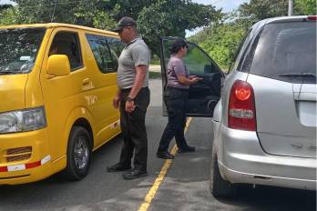 Fotos ilustrativas de agentes del Servicio Nacional de Migración durante verificaciones de campo.