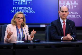 La presidenta del Banco Europeo de Inversiones, Nadia Calviño, y el ministro de Economía y Finanzas de Panamá, Felipe Chapman, durante la conferencia de prensa.