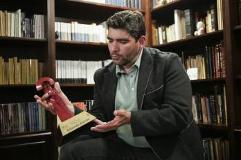 El poeta hondureño Rolando Kattan sostiene el Premio Nacional Malinalli, otorgado por la Universidad Juárez Autónoma de Tabasco.