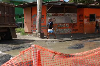 Residentes denuncian el mal estado de calles y aceras tras más de tres años de obras inconclusas en el proyecto de renovación urbana de El Chorrillo, valorado en más de $62 millones.