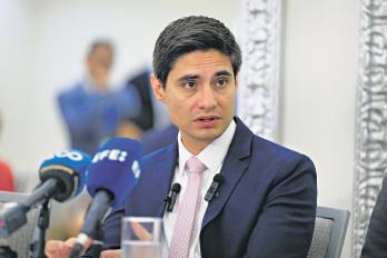 El vicepresidente y analista senior de Moody’s, Renzo Merino, habla en una rueda de prensa este martes, en Ciudad de Panamá (Panamá).