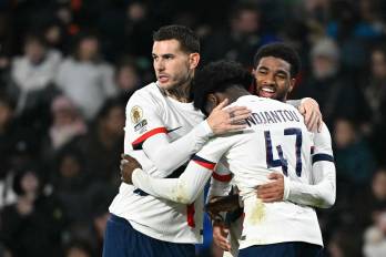 El futbolista del PSG, Lucas Hernández, (izq.) durante un partido del PSG.