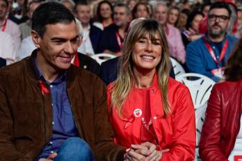 Según La Vanguardia, el procedimiento comenzó en abril de 2024, después de una denuncia presentada por Manos Limpias contra Gómez, quien en esta fotografía aparece junto con su esposo.