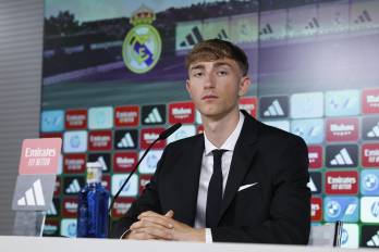 El defensa central internacional español Dean Huijsen, durante su presentación como nuevo jugador del Real Madrid.