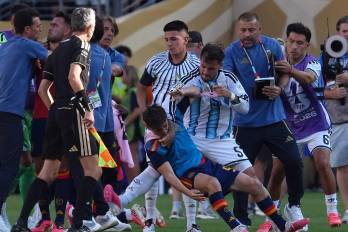 Leandro Paredes (c) de Argentina empuja a Gavi (c-abajo) de España al finalizar el partido de la final del Mundial de la FIFA 2026 entre España y Argentina en el estadio MetLife en Nueva Jersey