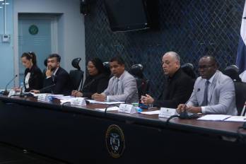 La Comisión de Gobierno aprobó por unanimidad el llamado proyecto de ley ‘antibotellas’.