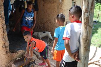 Alberto Guerrel vuelve a la casa donde vivió durante nueve años con sus tres hijos, una vivienda que ya no consideran segura tras el terremoto y las réplicas.