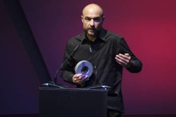 El director y animador Alberto Vázquez tras recibir el premio a ´Mejor largometraje´ por su trabajo ´Decorado´, durante la gala de entrega de los ´Premios Quirino de la Animación Iberoamericana´, celebrada este viernes en el Auditorio de Santa Cruz de Tenerife.