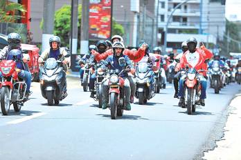 Motorizados protestaron el 16 de abril en calle 74 de San Francisco por cambios en tarifas y condiciones laborales.
