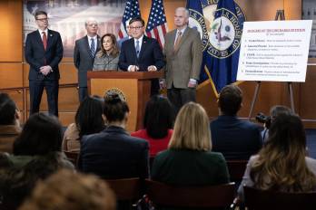 El presidente de la Cámara de Representantes, Mike Johnson, se dirige a los medios de comunicación en el Capitolio de los Estados Unidos, en Washington.