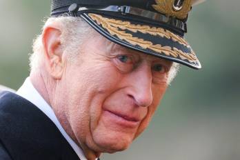 El rey Carlos III del Reino Unido, en su papel de Lord High Admiral, inspecciona a la Guardia durante el Desfile del Lord High Admiral en el Britannia Royal Naval College, en Dartmouth.