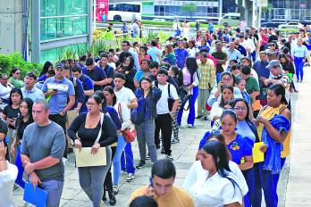 Filas de panameños buscan trabajo en una feria de empleo organizada por el Municipio de Panamá.