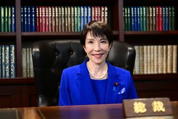 La exministra del Interior japonesa Sanae Takaichi posa este sábado en la oficina destinada al líder del gobernante Partido Liberal Democrático (PLD), tras ser elegida para el cargo en Tokio.