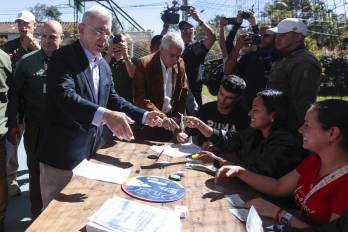 El expresidente de Colombia, Alvaro Uribe, votó este domingo en Rionegro (Colombia).