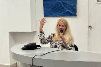 Blanca Blanche Hernández conversando con el público asistente al lanzamiento de su libro “Ana triste frente al tren”