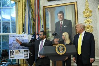 El presidente de los Estados Unidos, Donald Trump (der.), la fiscal general, Pam Bondi (centro), y el director del FBI, Kash Patel durante una conferencia de prensa en la Casa Blanca.