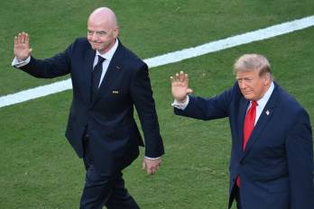 El presidente de la FIFA, Gianni Infantino (i), y el presidente de Estados Unidos, Donald Trump, llegan a la ceremonia de clausura tras la final del Mundial de Fútbol 2026 entre España y Argentina, en el Estadio Nueva York/Nueva Jersey, en East Rutherford, el 19 de julio.