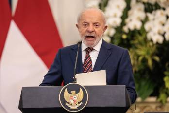 Lula da Silva, de 80 años, anunció desde Indonesia que competirá nuevamente por la presidencia de Brasil en 2026, decidido a obtener un cuarto mandato consecutivo.