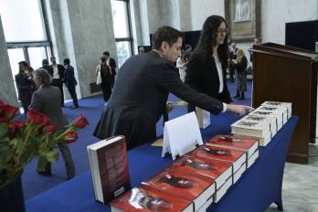 Personas organizan ejemplares de varias ediciones de ‘Don Quijote de la Mancha’.