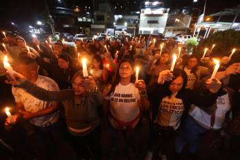 Familiares de presos políticos encendieron velas durante una vigilia frente a la cárcel El Rodeo I en Guatire, estado Miranda, a unos 30 kilómetros al este de Caracas, el 11 de enero de 2026.