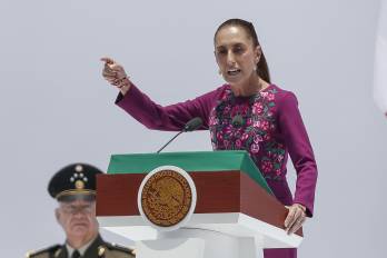 La presidenta de México, Claudia Sheinbaum, habla durante su informe de rendición de cuentas a dos años del triunfo en las elecciones de 2024, en el Monumento de la Revolución, en la Ciudad de México.