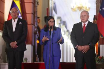 La presidenta encargada de Venezuela, Delcy Rodríguez, habla junto al presidente de la Asamblea Nacional Jorge Rodríguez (i), y el ministro de Relaciones Interiores, Justicia y Paz, Diosdado Cabello, este jueves en Caracas (Venezuela).