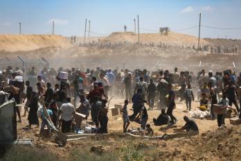 Palestinos esperan suministros en un punto establecido por la Fundación de Ayuda para Gaza, respaldada por Estados Unidos, en una imagen de archivo.