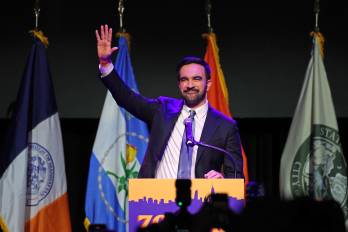 Zohran Mamdani celebra su triunfo en Queens tras convertirse en el primer alcalde musulmán, africano y el más joven de Nueva York en más de un siglo.