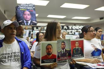 Familiares de presos políticos sostienen carteles durante una rueda de prensa sobre la Ley de Amnistía este lunes, en Caracas (Venezuela).