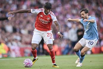 El jugador del Arsenal, Noni Madueke (izq.) y Bernardo Silva, del Manchester City.