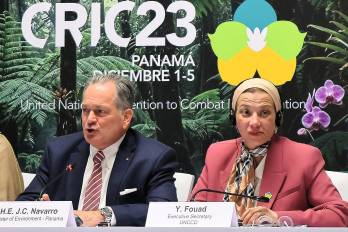 El ministro de Medio Ambiente de Panamá, Juan Carlos Navarro, habla junto a la secretaria ejecutiva de la Convención de las Naciones Unidas de Lucha contra la Desertificación (CNULD), Yasmine Fouad, durante la inauguración de la 23° sesión del Comité de Examen de la Aplicación de la Convención (CRIC23) este lunes, en Ciudad de Panamá (Panamá). EFE/ Gabriel Rodríguez