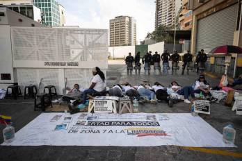 Personas se manifiestan con cadenas para protestar por el incumplimiento de la promesa hecha por el presidente del Parlamento, Jorge Rodríguez, sobre la liberación de todos los detenidos en Caracas.