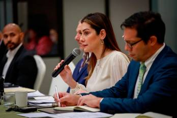Representantes del gobierno de EE.UU. y especialistas nacionales durante el taller.