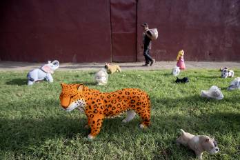 Fotografía de artesanías con forma de animales y personajes de caricaturas en una calle de Managua (Nicaragua).