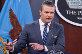 El secretario de Defensa, Pete Hegseth, durante su comparecencia en el Pentágono, donde advirtió sobre una posible escalada militar inmediata.