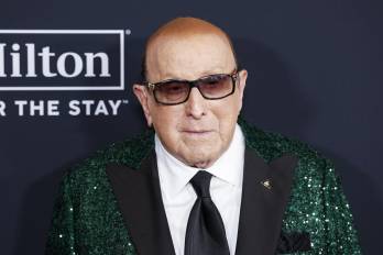 Foto de archivo del 31 de enero de 2026 que muestra al poderoso ejecutivo de la industria musical Clive Davis posando en la alfombra roja de la gala previa a los Premios Grammy en Los Ángeles, California.