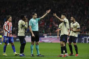 El árbitro Martínez Munuera señala una falta contra el Barcelona, durante el partido de ida de la semifinales de la Copa del Rey entre el Atlético de Madrid y el Barcelona.