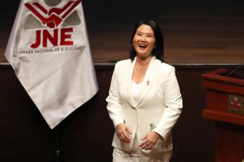 Fotografía de archivo de la presidenta electa de Perú, Keiko Fujimori (c).