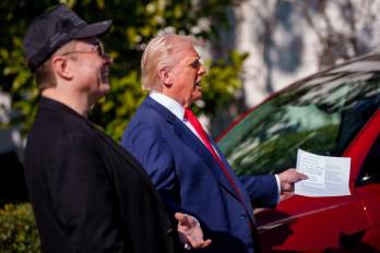La megaley de Trump conocida como “One Big Beautiful Bill” finalizó el crédito de $7,500 por compra de vehículos eléctricos y eliminó incentivos a energías limpias, algo que Musk consideró como una amenaza a décadas de avance ambiental.