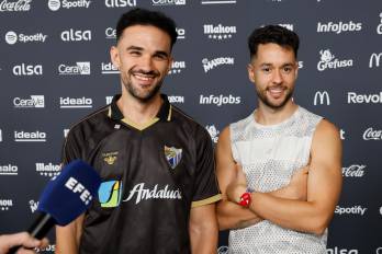 Los creadores de contenido Illojuan (izquierda), y Thegrefg (derecha) atienden a la prensa este viernes en la previa de “La Velada del Año VI”, que organiza Ibai Llanos en Sevilla el sábado 25 de julio.