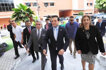 El embajador Cabrera durante su reunión con la directiva del CNA, donde expresó el respaldo de Estados Unidos al gremio legal.