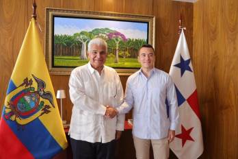 De izquierda a derecha: el presidente de Panamá, José Raúl Mulino, y su homólogo de Ecuador, Daniel Noboa, se estrechan la mano tras la reunión bilateral en Guayaquil.