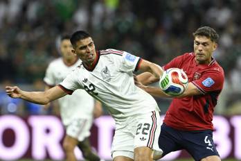 El delantero de México, Guillermo Martínez (#22), y el defensor de la República Checa, Robin Hranac (#4), disputan el balón durante el partido del Grupo A de la Copa Mundial de la FIFA 2026 entre la República Checa y México en el Estadio Ciudad de México.